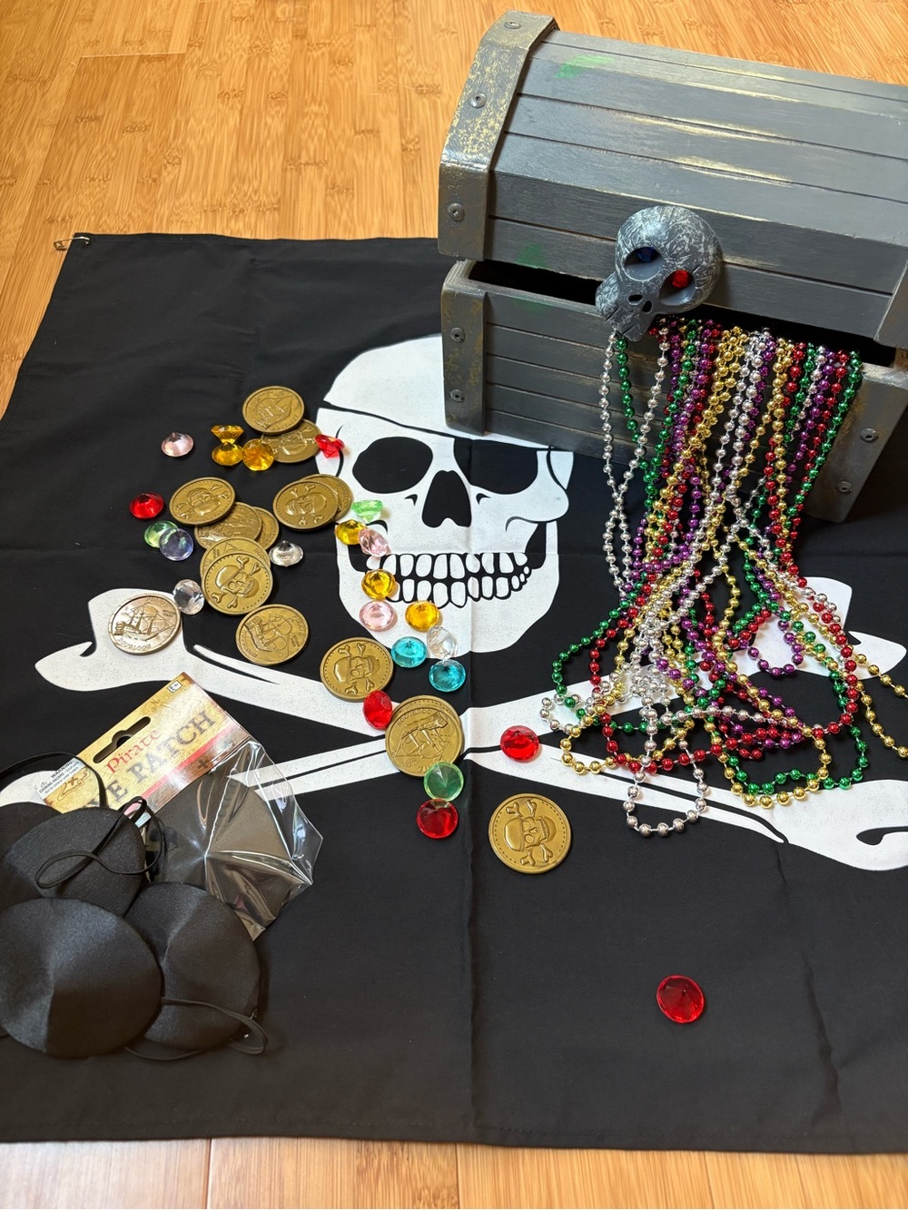 Melissa & Doug wooden pirate chest and accessories